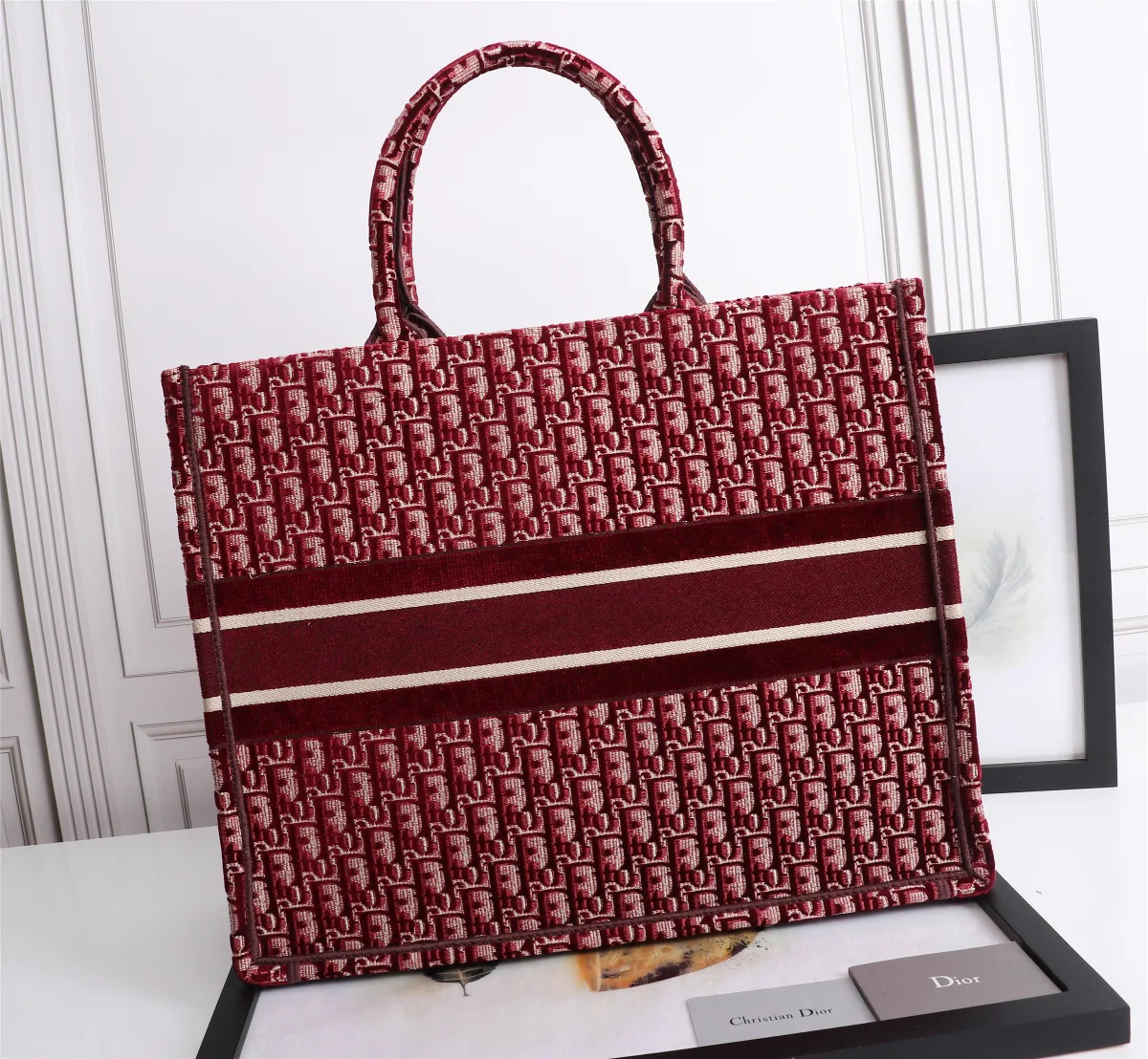 Reference image illustrating Replica Dior Book Tote – The Iconic Embroidered Tote Bag for Everyday Luxury