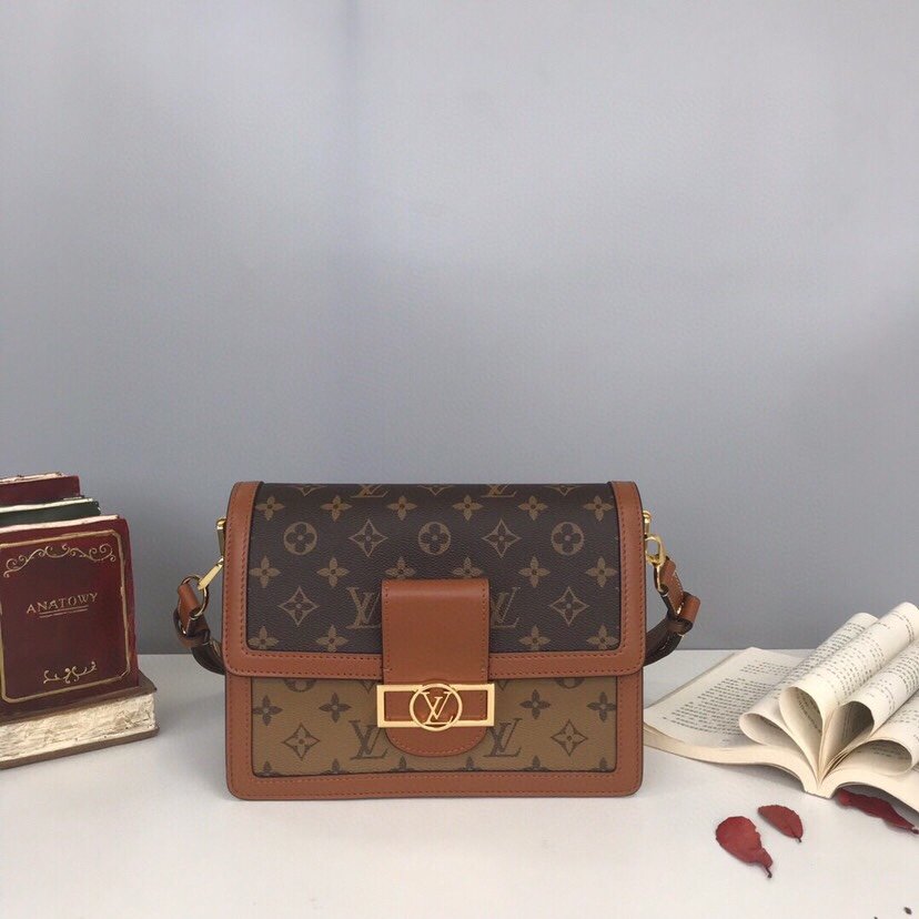 Replica Celine Triomphe Shoulder Bag – Inspired by the Classic Dauphine Silhouette thumbnail