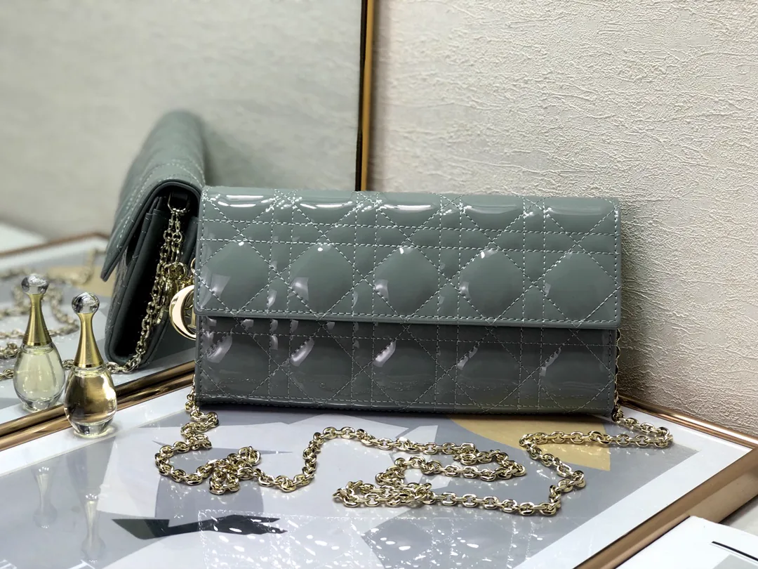 Replica Dior Lingge Bag – A Detailed Guide to the Design, Silhouette, and Styling of This Modern Clutch thumbnail
