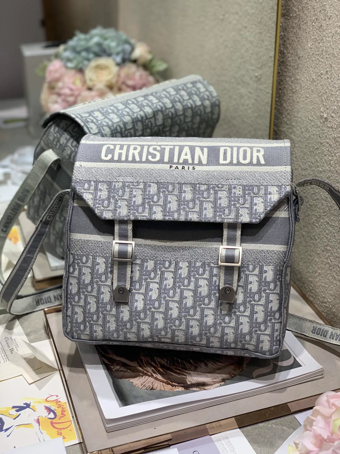 Replica Dior Oblique Camp Bag – A Detailed Guide to the Iconic Messenger Style thumbnail