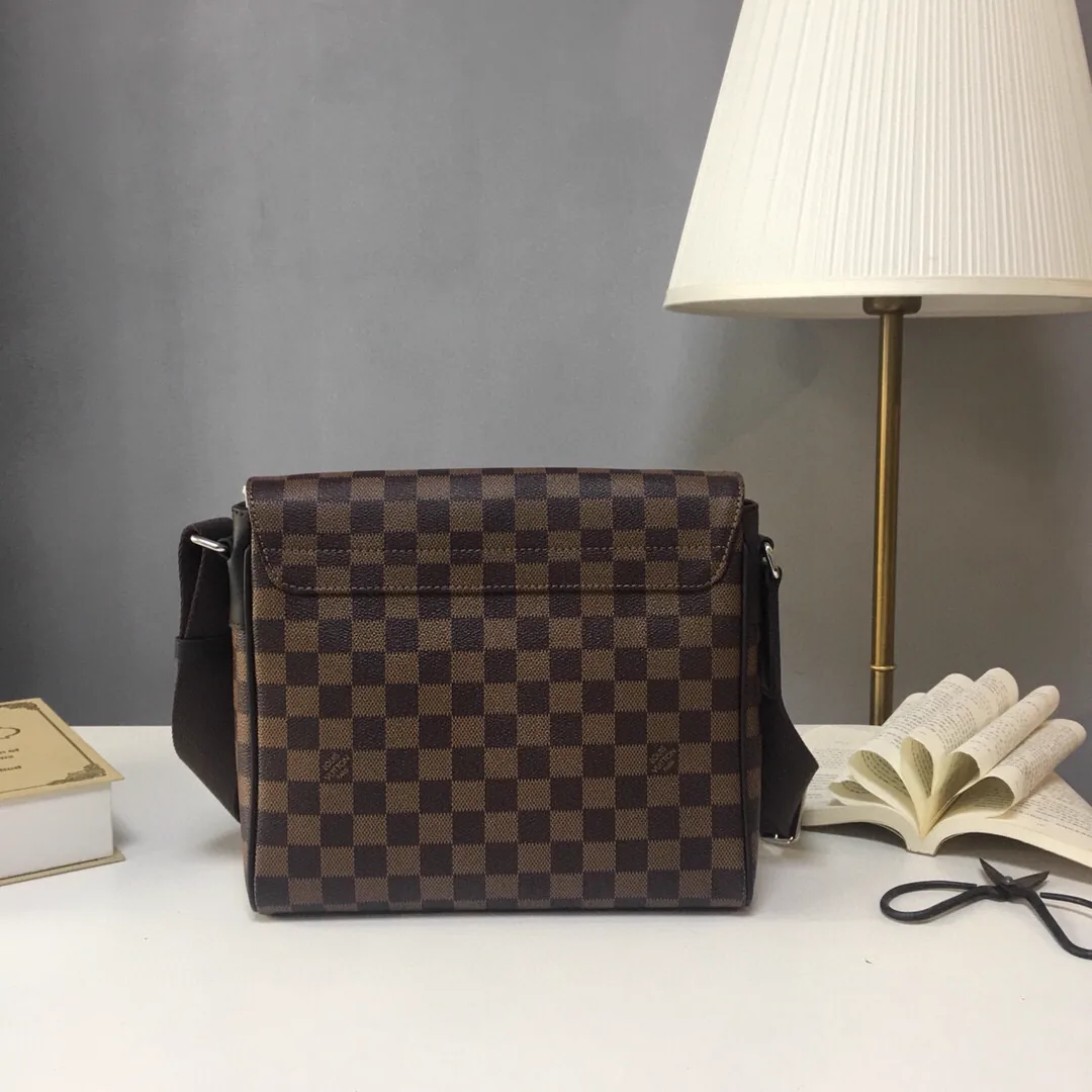 Reference image illustrating Replica District Clutch: A Detailed Look at the Design and Style