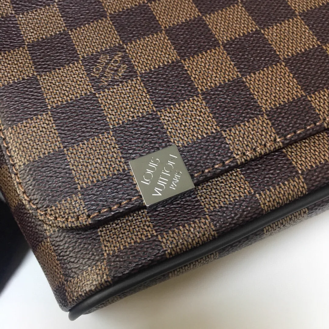 Reference image illustrating Replica District Clutch: A Detailed Look at the Design and Style