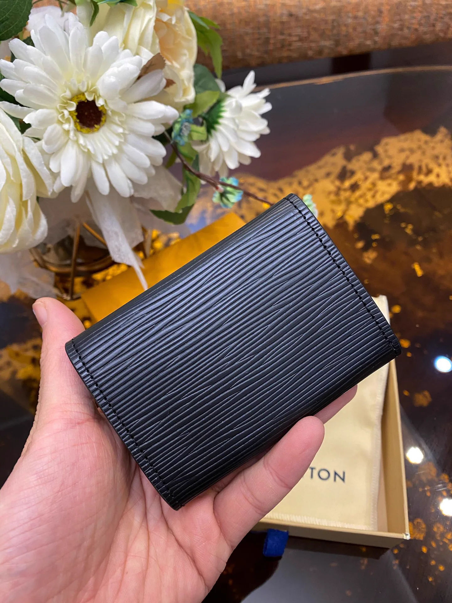Reference image illustrating Replica Enveloppe Carte de Visite: A Detailed Guide to the LV-Inspired Card Holder