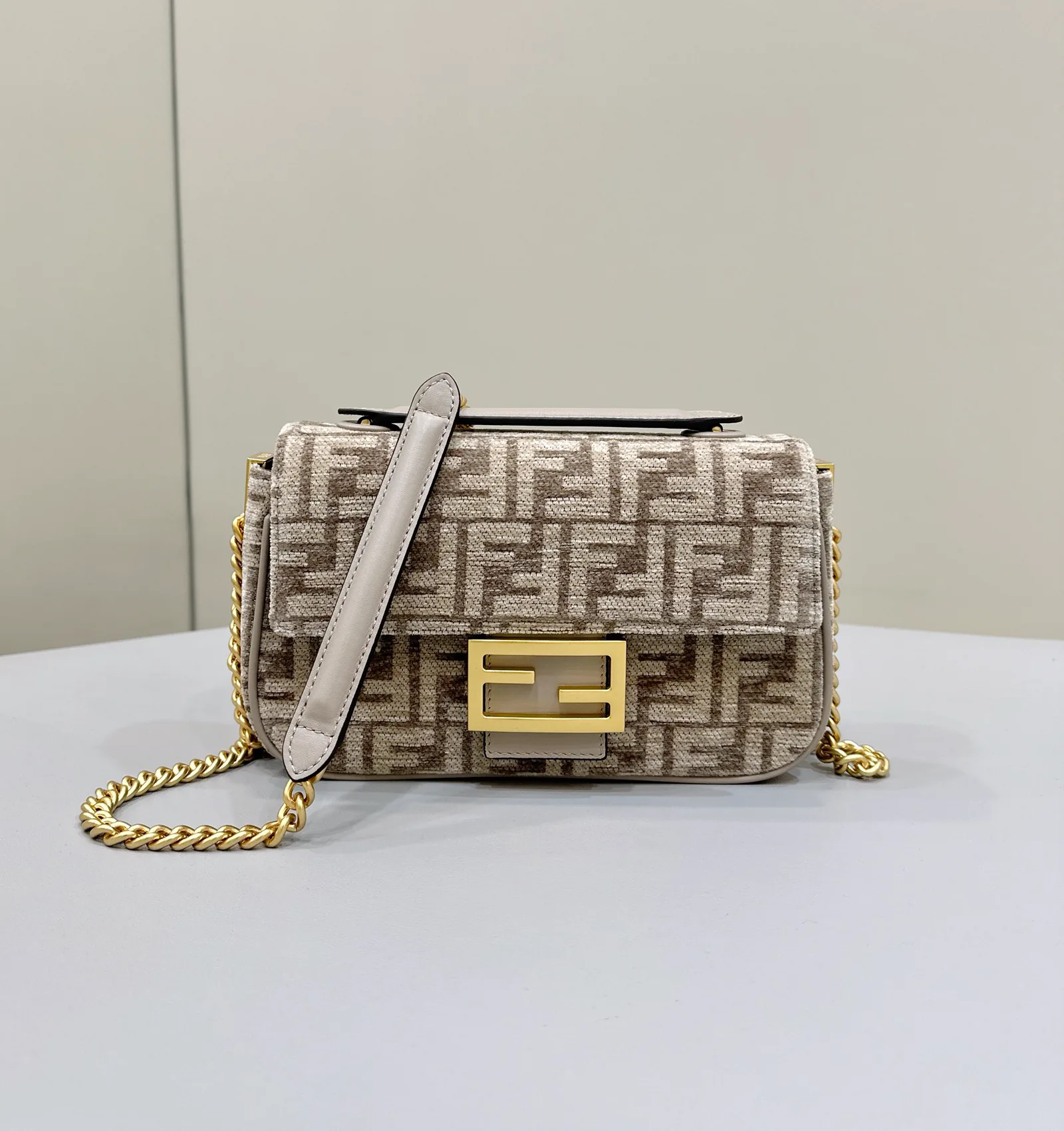 Replica Fendi Chain Shoulder Bag: A Detailed Style Guide thumbnail