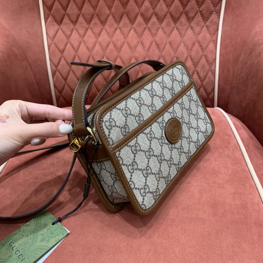 Reference image illustrating Replica Gucci GG Supreme Clutch Bag – Iconic Canvas Design & Style Guide