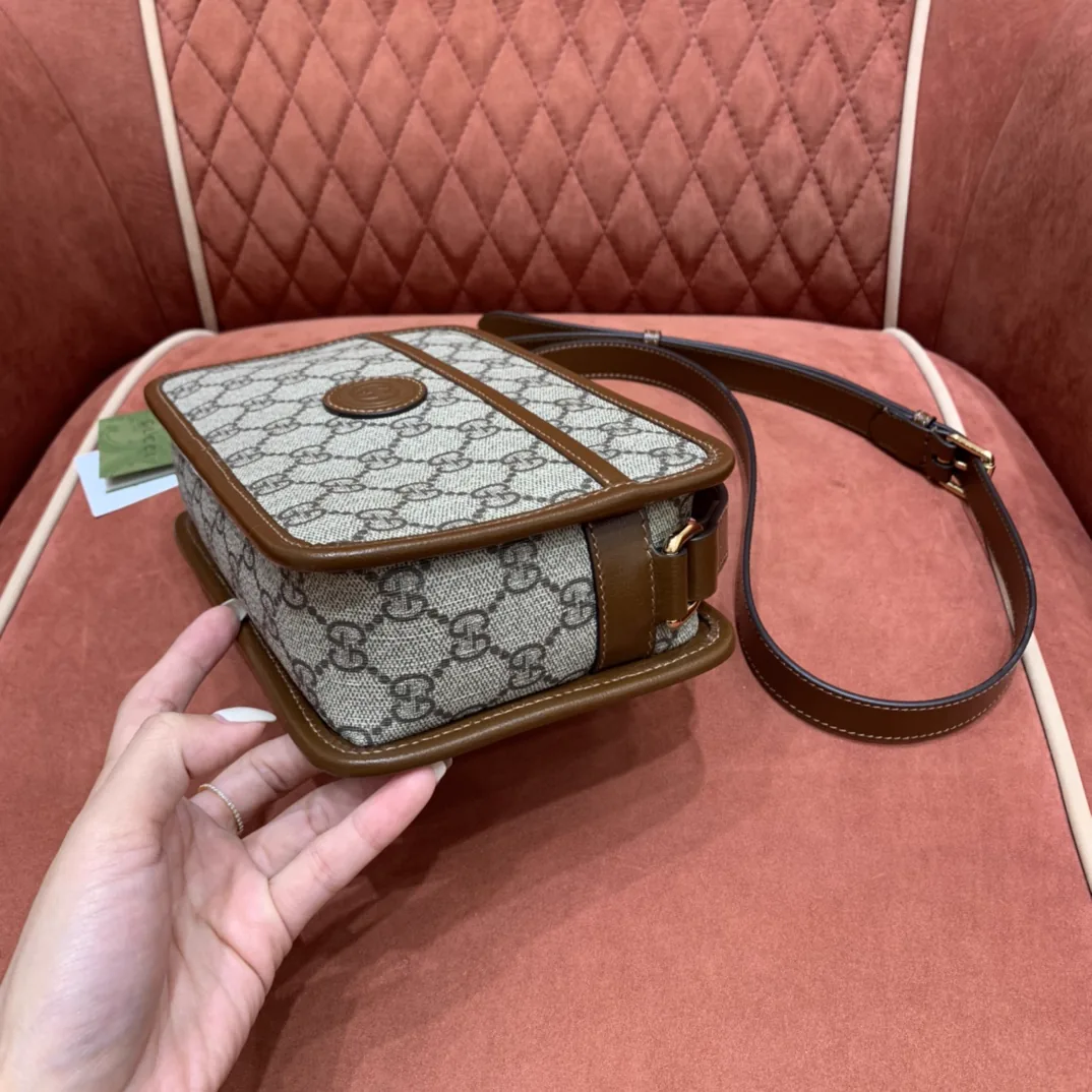 Reference image illustrating Replica Gucci GG Supreme Clutch Bag – Iconic Canvas Design & Style Guide