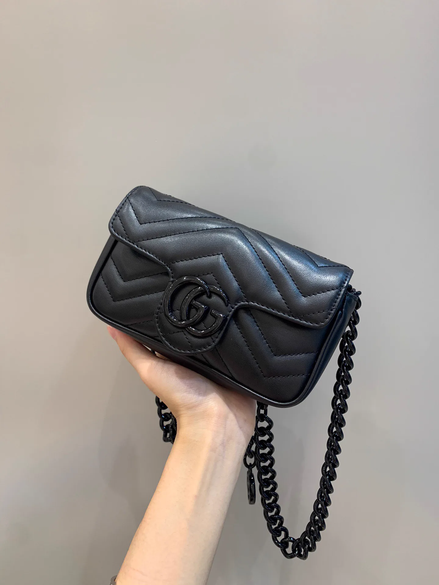 Replica Gucci Marmont Mini Shoulder Bag – Iconic GG Matelassé Design thumbnail