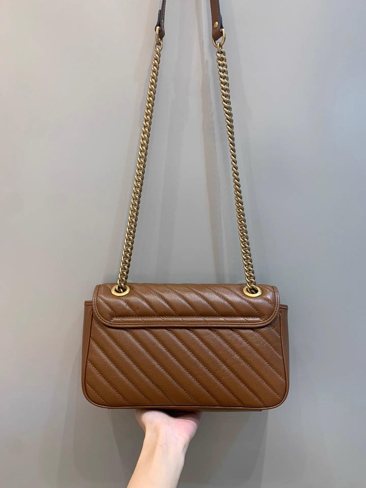 Reference image illustrating Replica Gucci Marmont Matelassé Shoulder Bag – Design, History & Styling Guide