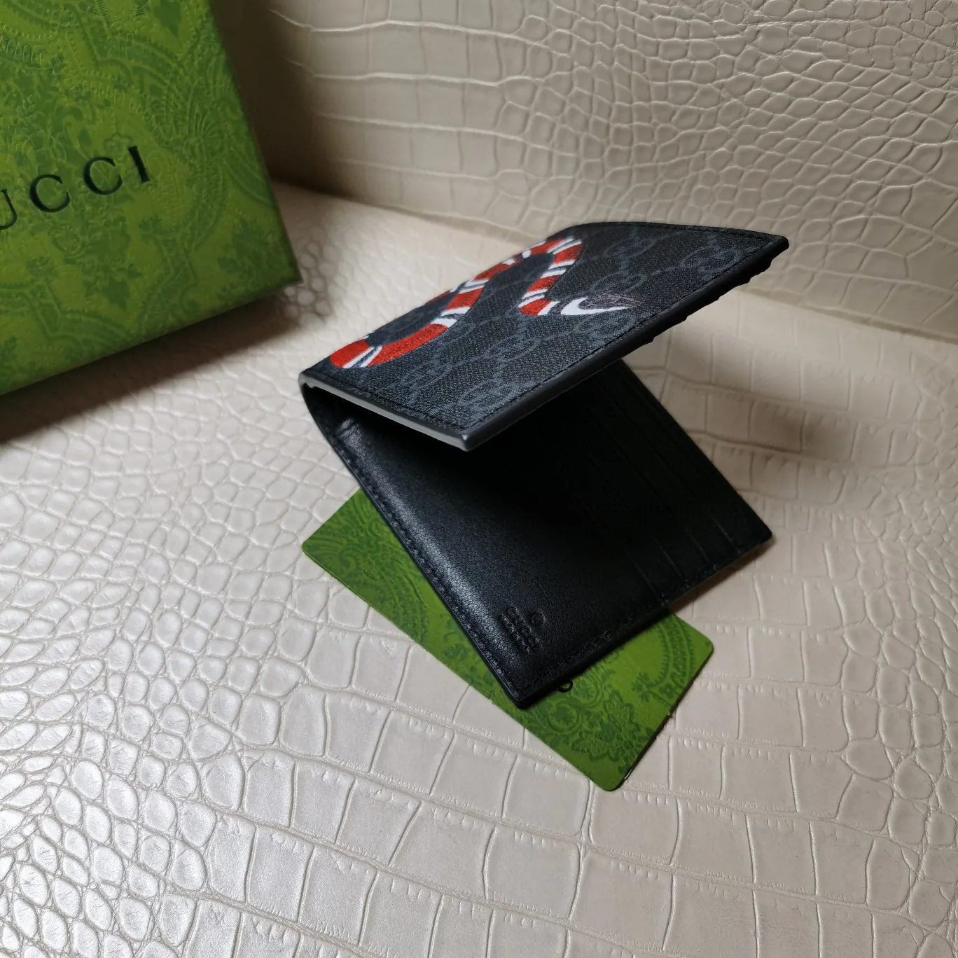 Reference image illustrating Replica Gucci King Snake Wallet – Detailed Design & Style Guide