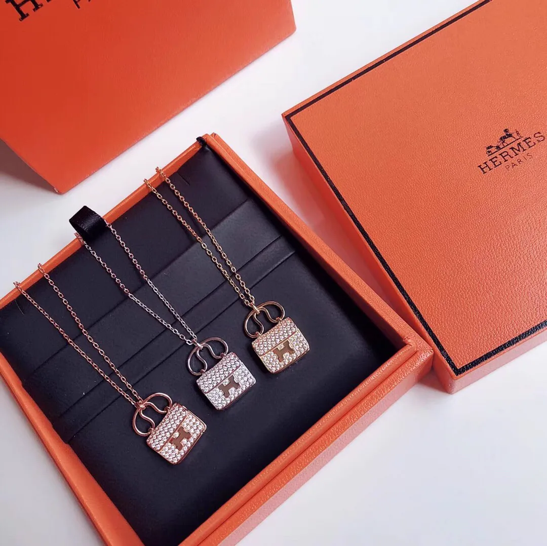 Replica Hermès Amulettes Constance Pendant – A Detailed Style Guide thumbnail