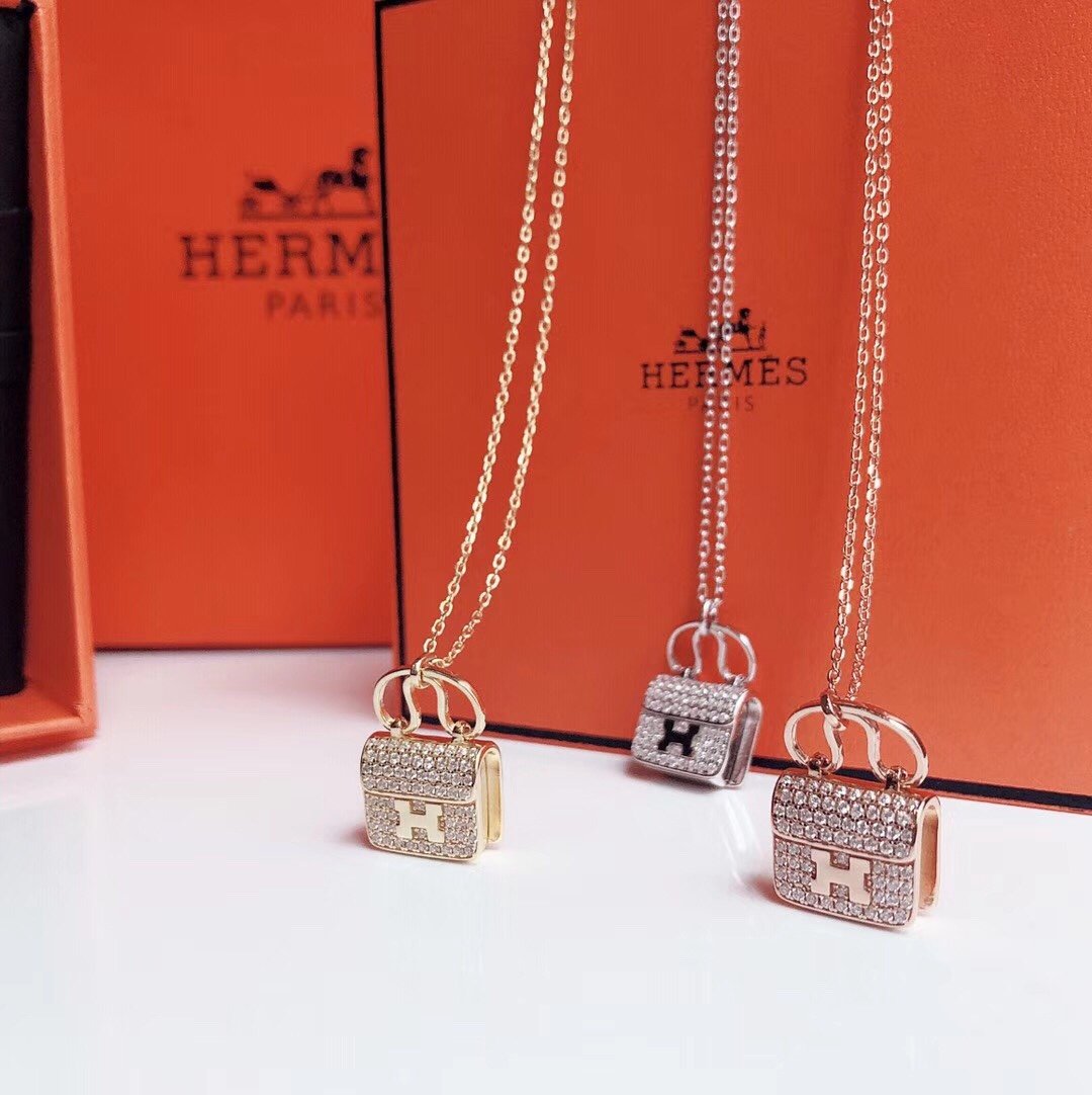 Reference image illustrating Replica Hermès Amulettes Constance Pendant – A Detailed Style Guide