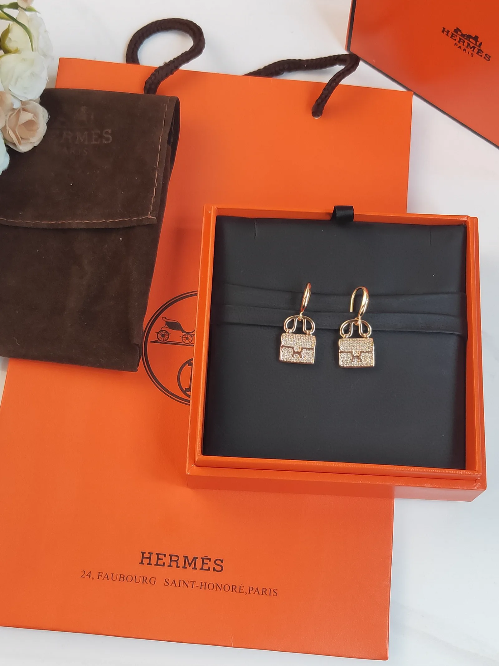 Replica Hermès Constance Amulette Earrings: A Detailed Style Guide thumbnail