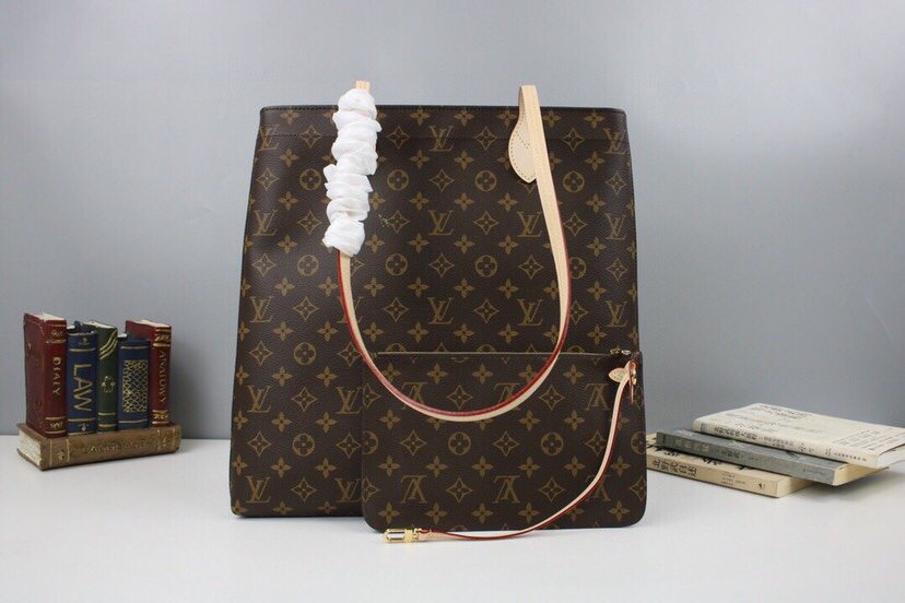Replica Louis Vuitton Carry It Tote Bag – Design, History & Styling Guide thumbnail