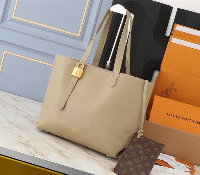 Replica Louis Vuitton Low Key Cabas MM Bag in Galet Gray – Design & Style Guide thumbnail