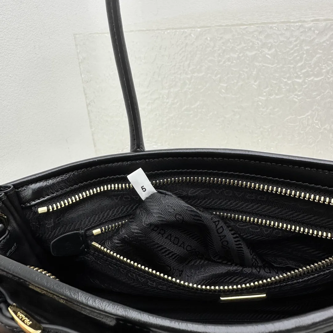 Reference image illustrating Replica Prada Lus Solf Bucket Bag – A Detailed Look at the Design and Style