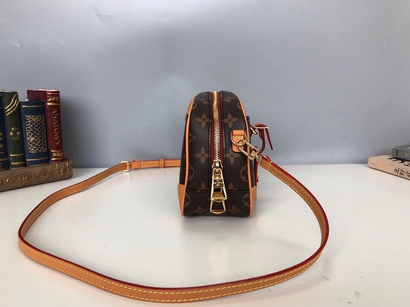 Reference image illustrating Replica Louis Vuitton Deauville Handbag – Style M45528 Design & History Guide