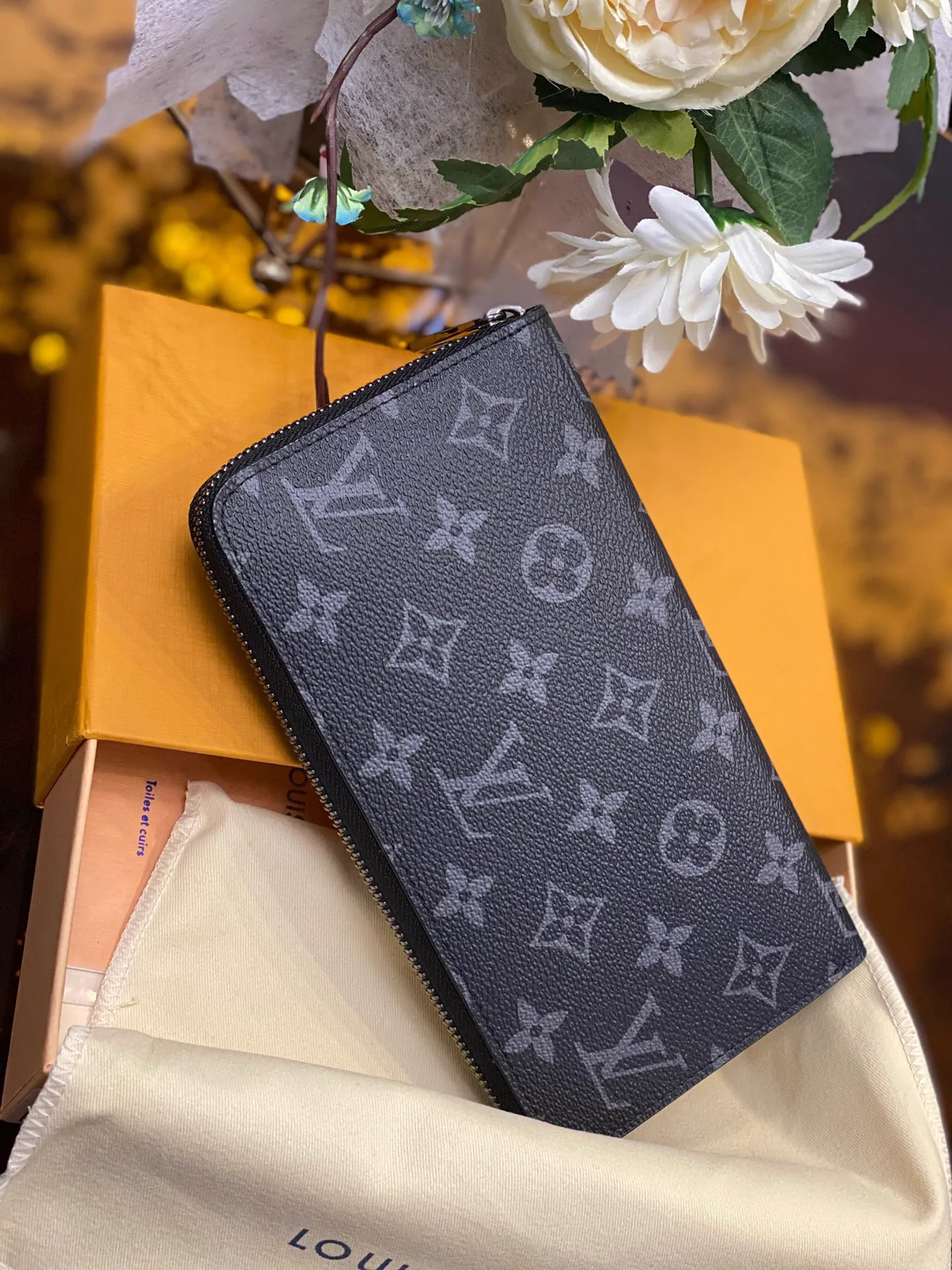 Replica Louis Vuitton Monogram Canvas Zippy Wallet: A Detailed Style Guide thumbnail