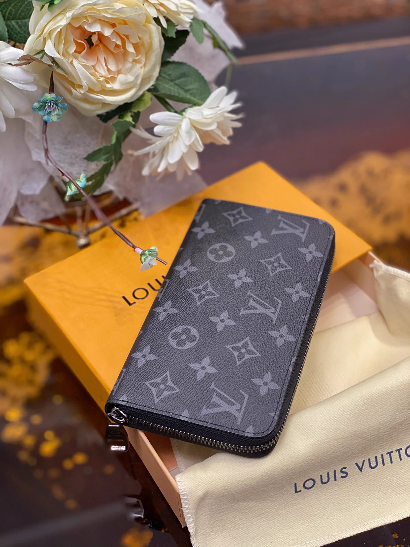Reference image illustrating Replica Louis Vuitton Monogram Canvas Zippy Wallet: A Detailed Style Guide