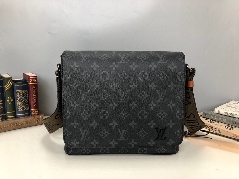 Replica LV New District PM Bag: A Detailed Look at the Design and Style Inspired by Louis Vuitton thumbnail