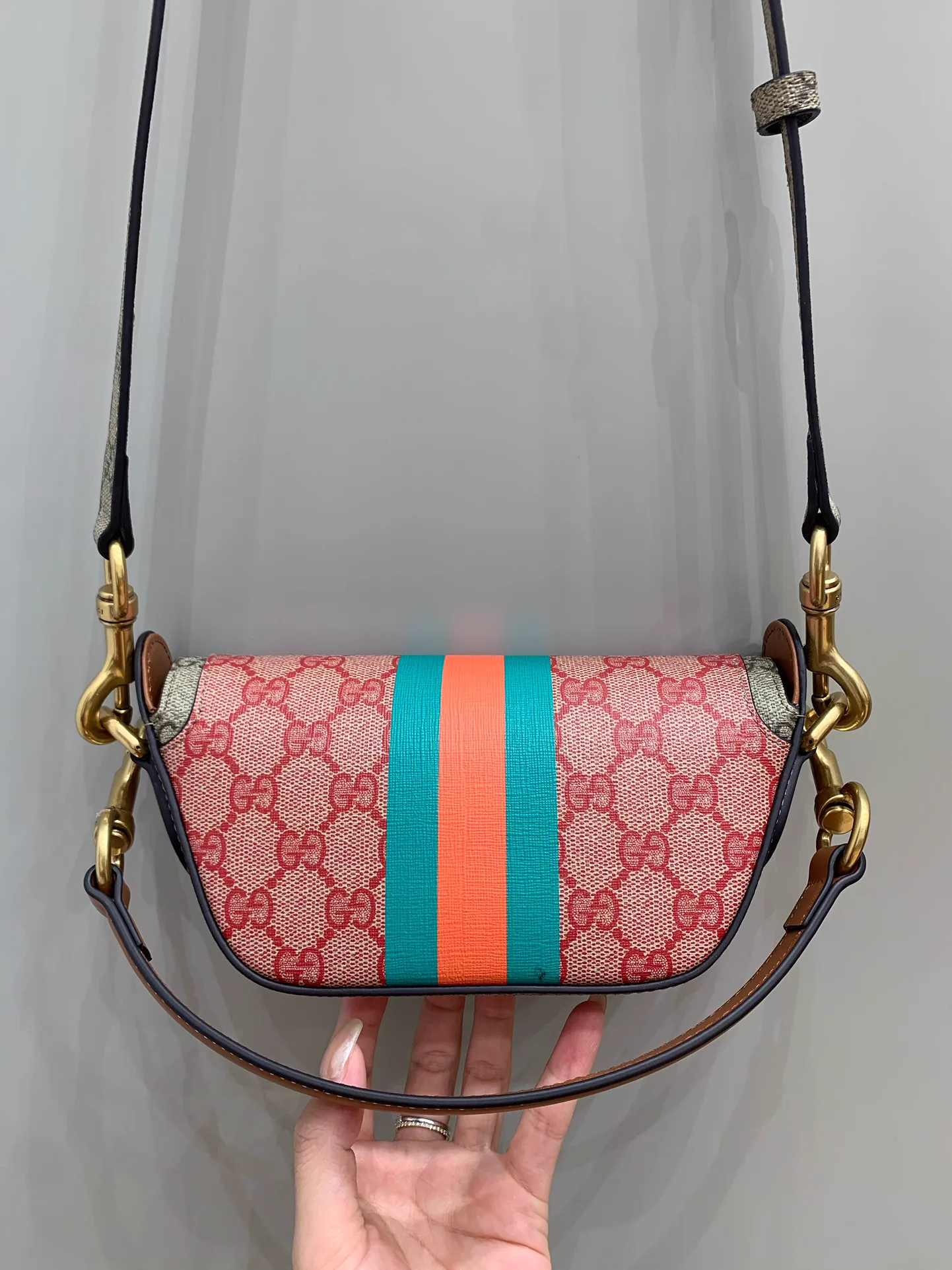 Reference image illustrating Replica Gucci Mini GG Supreme Top-Handle Bag – Iconic Canvas Design