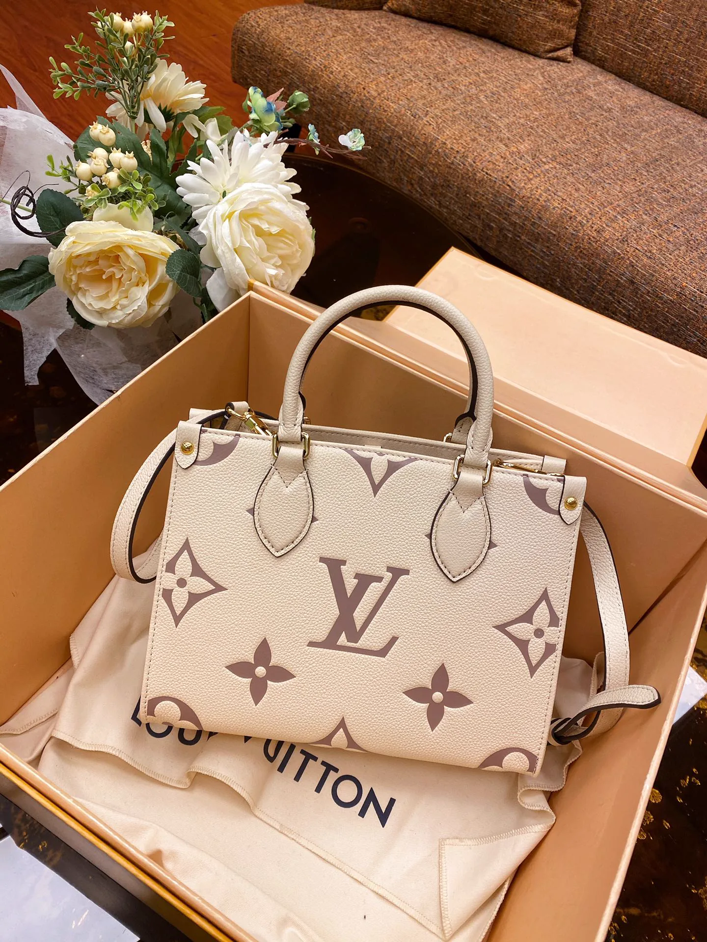 Replica Louis Vuitton Onthego PM Tote Bag – Design, History & Styling Guide thumbnail
