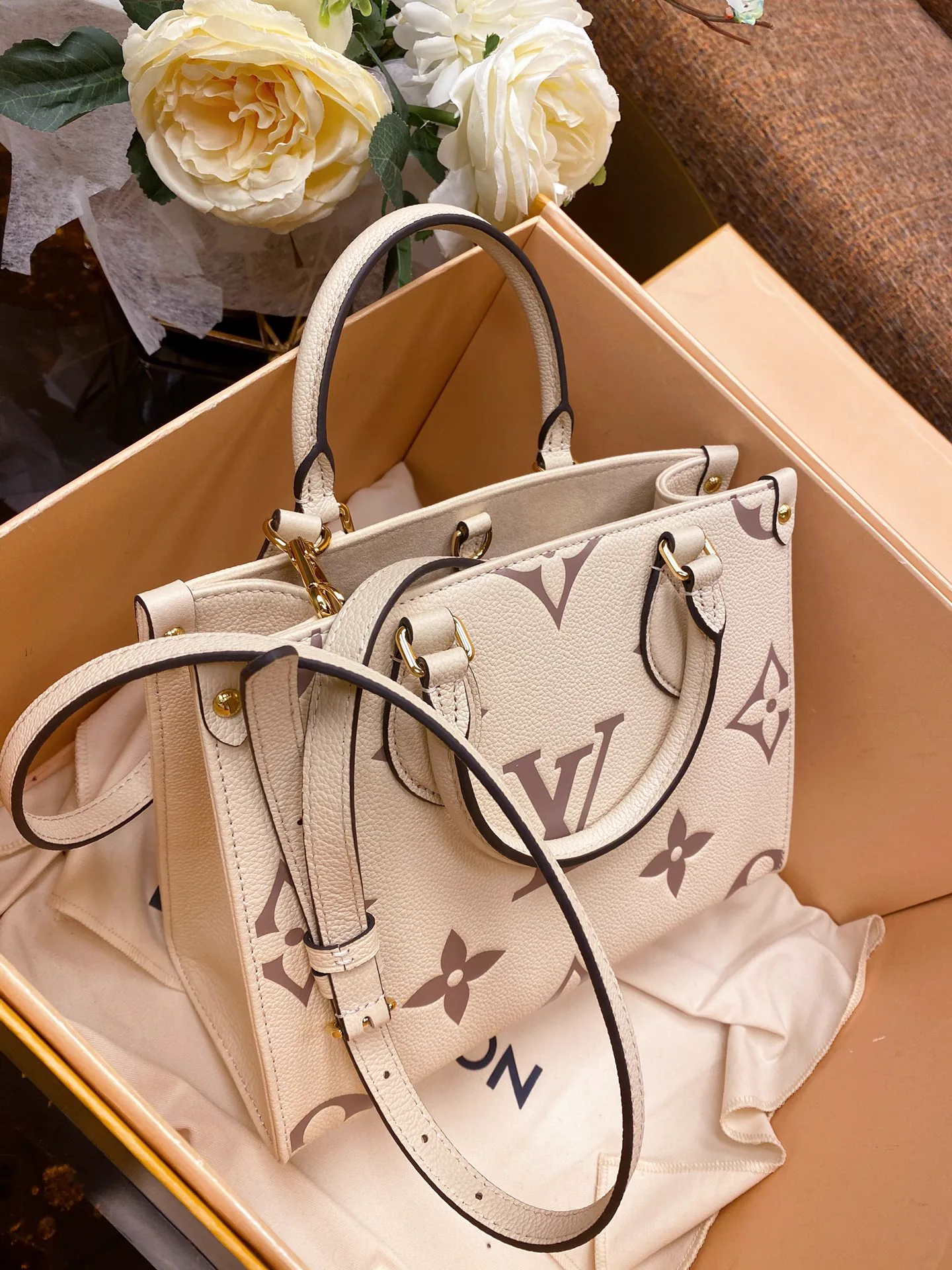 Reference image illustrating Replica Louis Vuitton Onthego PM Tote Bag – Detailed Style Guide