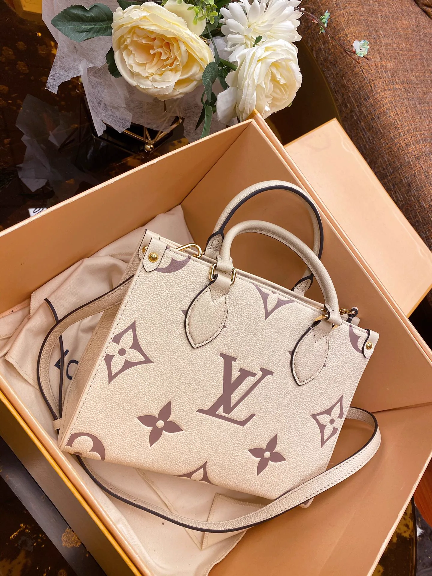 Reference image illustrating Replica Louis Vuitton Onthego PM Tote Bag – Detailed Style Guide