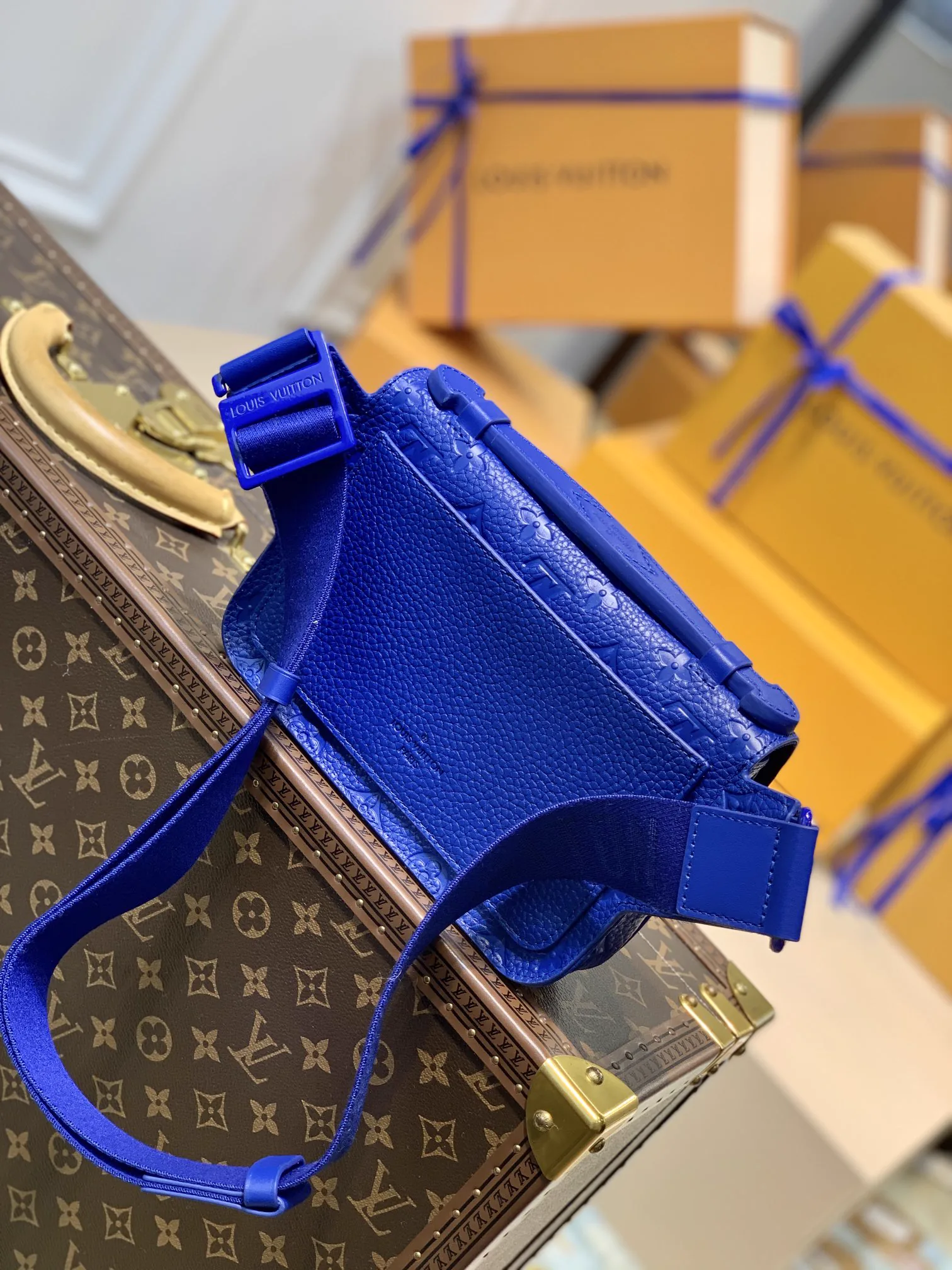 Reference image illustrating Replica S-Lock Sling Bag – Inspired by Louis Vuitton’s Iconic Messenger Silhouette
