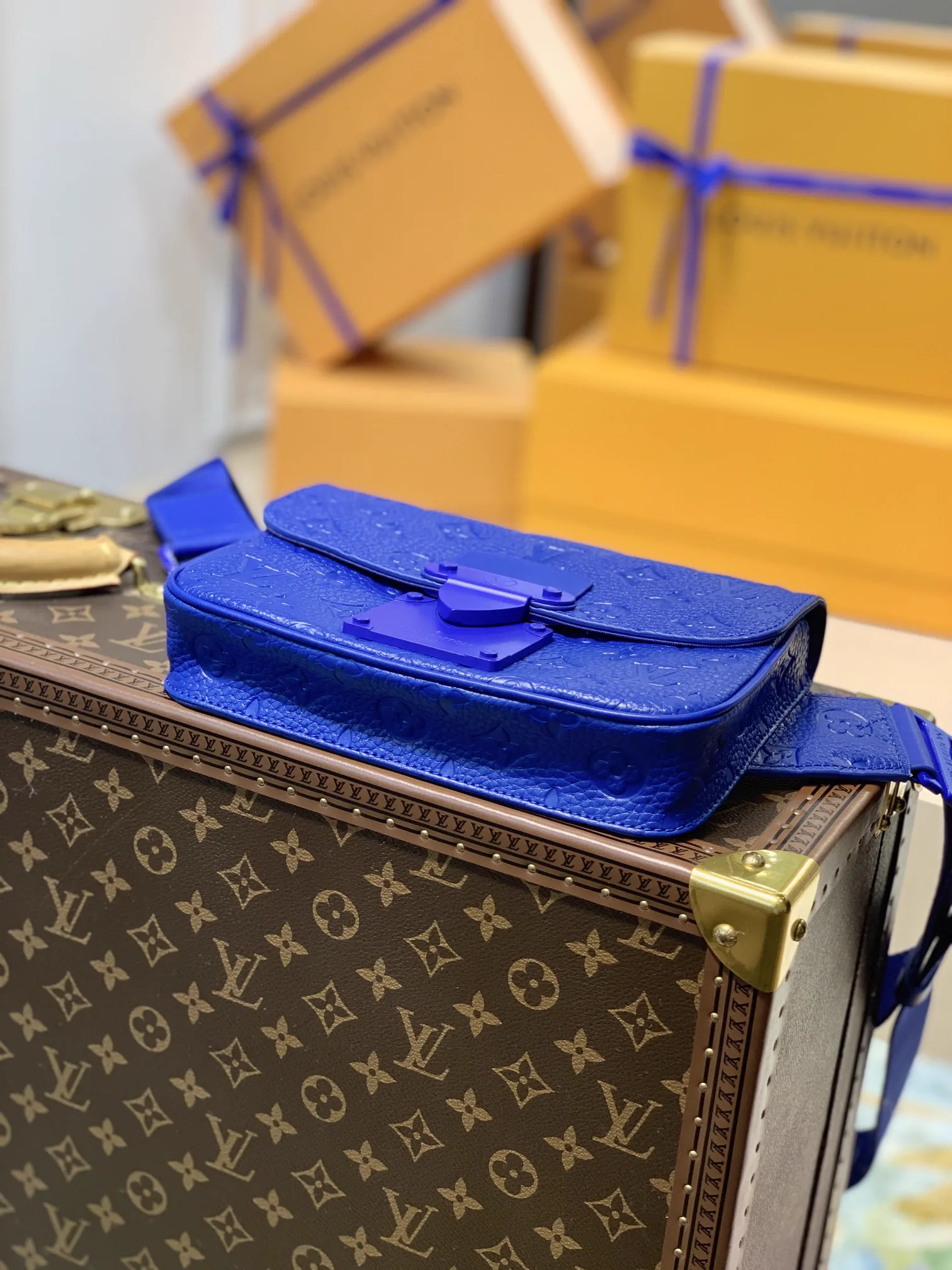Reference image illustrating Replica S-Lock Sling Bag – Inspired by Louis Vuitton’s Iconic Messenger Silhouette