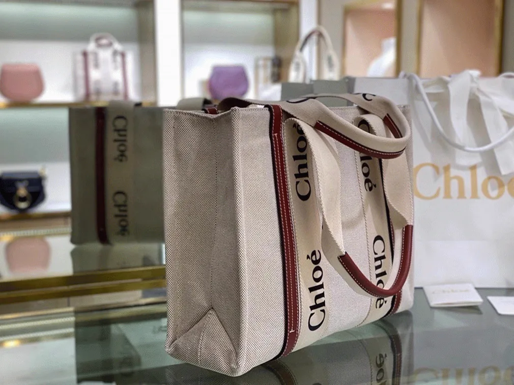 Reference image illustrating Replica Chloe Medium Woody Tote Bag in Canvas with Brown Leather Strips