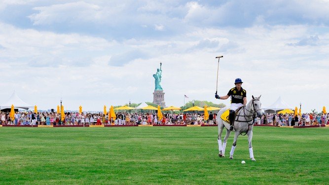 Best Handbags and Street Style at the Veuve Clicquot Polo Classic 2014 thumbnail