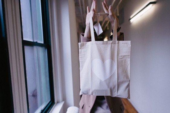 Kelly Rutherford's Hermès-Filled Handbag: A Gossip Girl Star's Everyday Essentials thumbnail