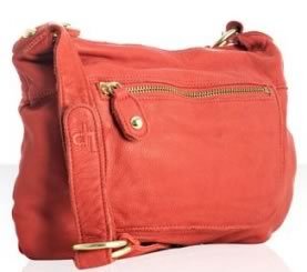 Linea Pelle Dylan Small Messenger Bag Review: Supple Leather Meets Everyday Function thumbnail