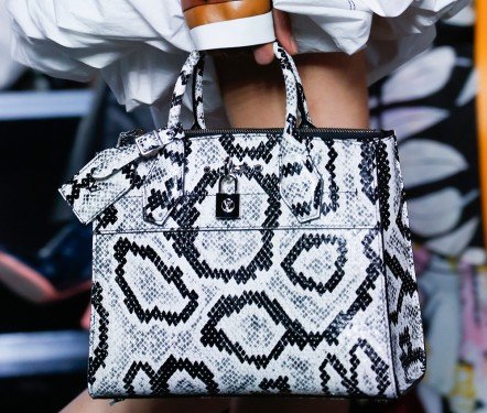 Louis Vuitton Spring 2016 Handbags: Nicolas Ghesquière’s Refined Vision for the Season thumbnail