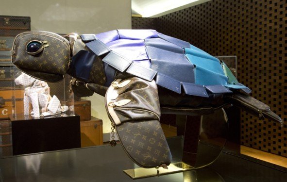 Louis Vuitton Traveling Curiosities Collection Welcomes a Handcrafted Turtle Sculpture in Waikiki thumbnail