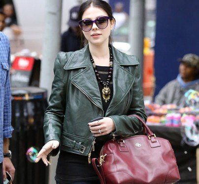 Michelle Trachtenberg’s Tory Burch Robinson Satchel and Cat Eye Sunglasses: A Street Style Look thumbnail