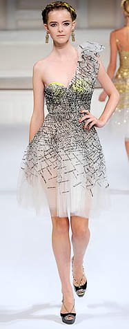 Oscar de la Renta Spring 2010: Timeless Elegance and Vibrant Color for the Luxury Wardrobe thumbnail
