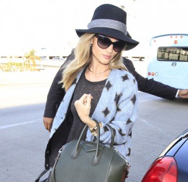 Rosie Huntington-Whiteley’s Hunter Green Givenchy Antigona Bag Steals the Show at LAX thumbnail