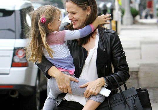 Jennifer Garner carries her daughter and a Celine Luggage Tote thumbnail