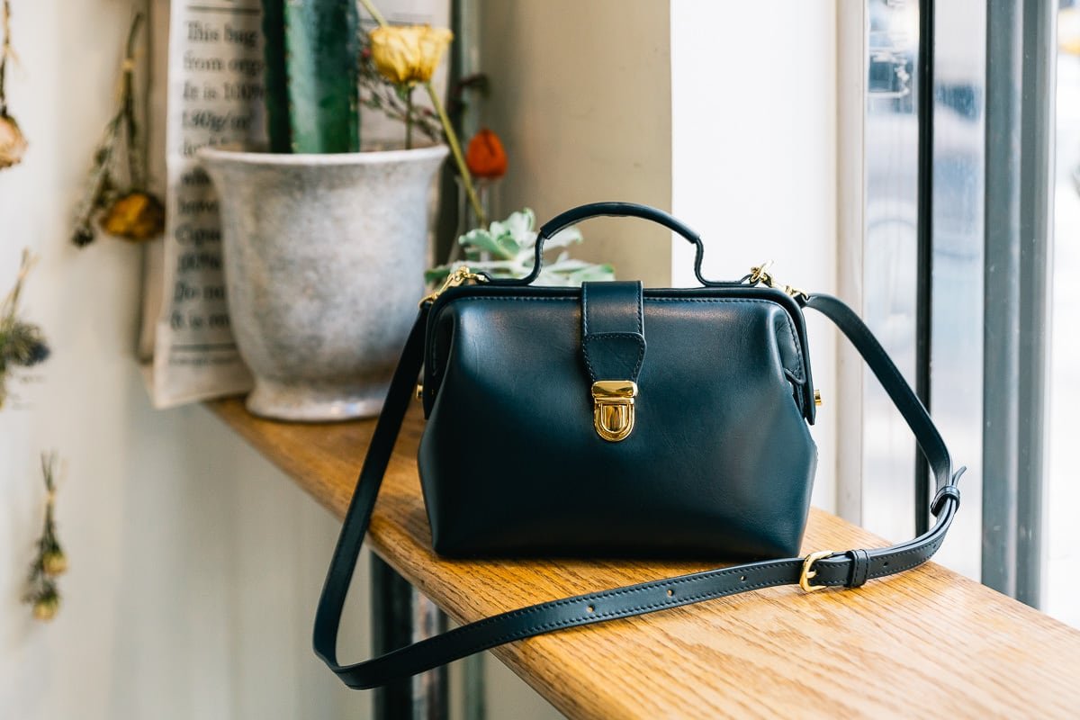 Reference image illustrating Linjer Doctor's Bag Review: A Stylish and Practical Crossbody for Busy Days in NYC