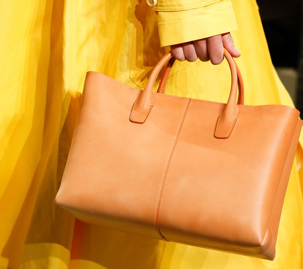 Reference image illustrating Mansur Gavriel Spring 2018: New Bag Shapes and Instant-Access Colors Debut on the Runway