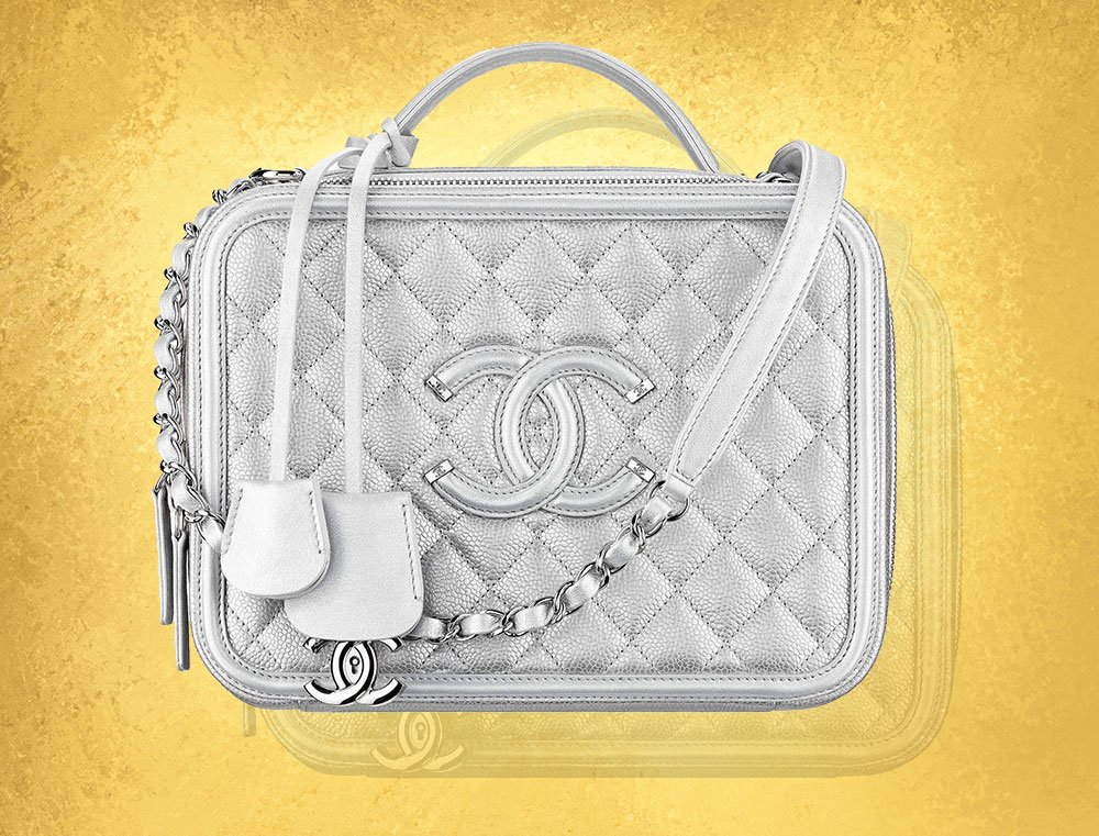 Reference image illustrating Metallic Silver Handbags: The Most Versatile Trend for Fall and Beyond