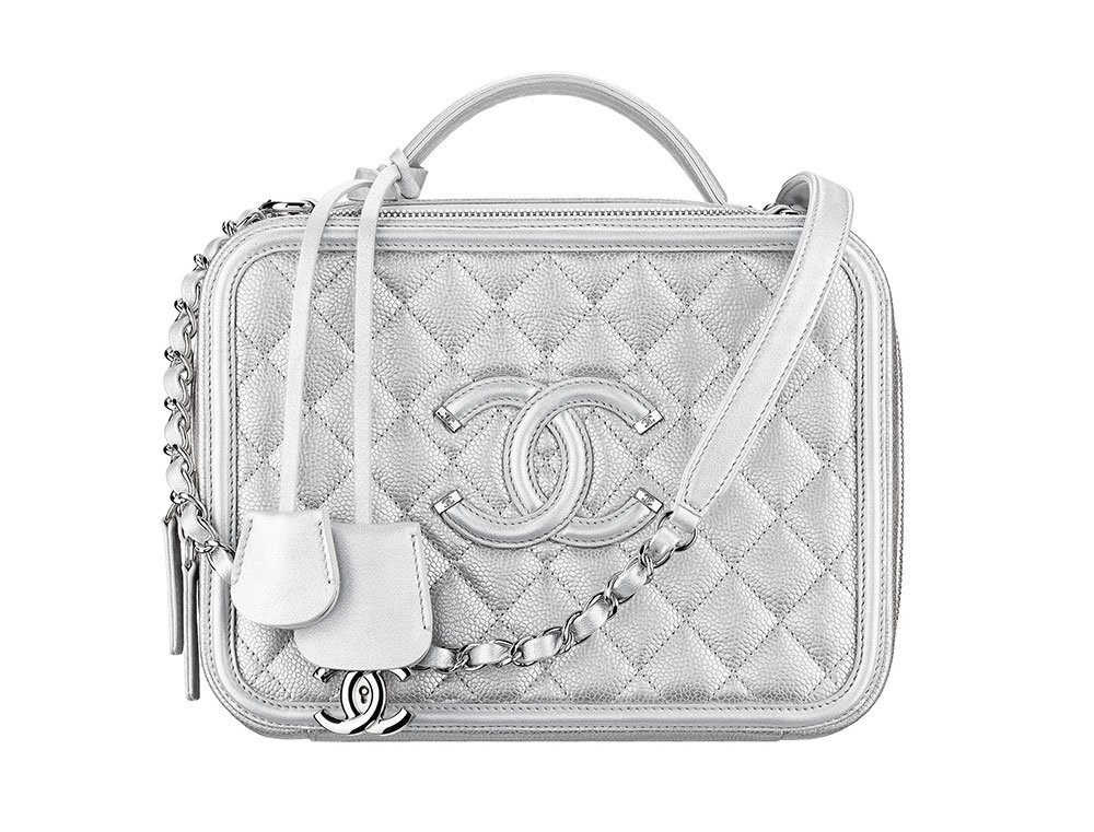 Reference image illustrating Metallic Silver Handbags: The Most Versatile Trend for Fall and Beyond